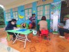 Cán bộ TT y tế huyện Điện Biên Đông cân đo trẻ tại điểm lớp Háng Giống A- Trường Mầm Non Pu Nhi