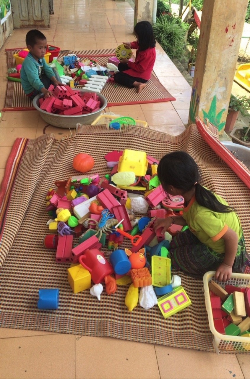 Hình ảnh các bé lớp mẫu giáo ghép háng giống B tổng vệ sinh lau đồ chơi và xếp đồ dùng đồ chơi