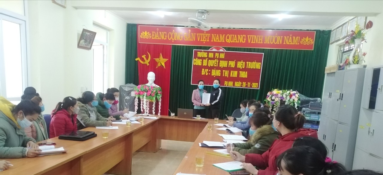 Hình ảnh  đồng chí: Đặng Thị Kim Thoa lên nhận quyết định phó hiệu trưởng tại trường mầm non Pu nhi