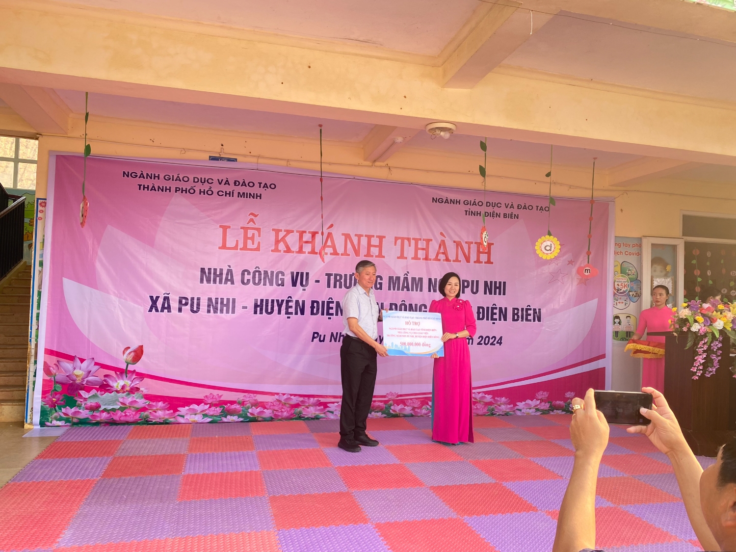ĐC Dương Tí Dũng PGĐ sở GD TPHCM trao tặng 500 triệu đồng xây 2 phòng CV