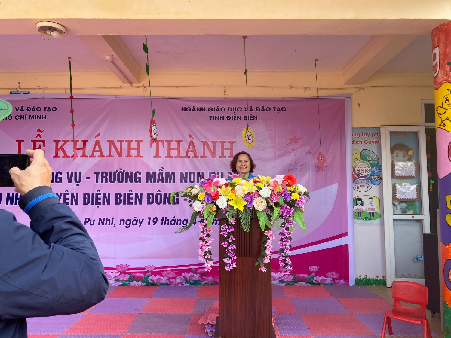 ĐC Nguyễn T Hường Phó phòng GDĐT huyện ĐBĐ phát biểu tại buổi lễ