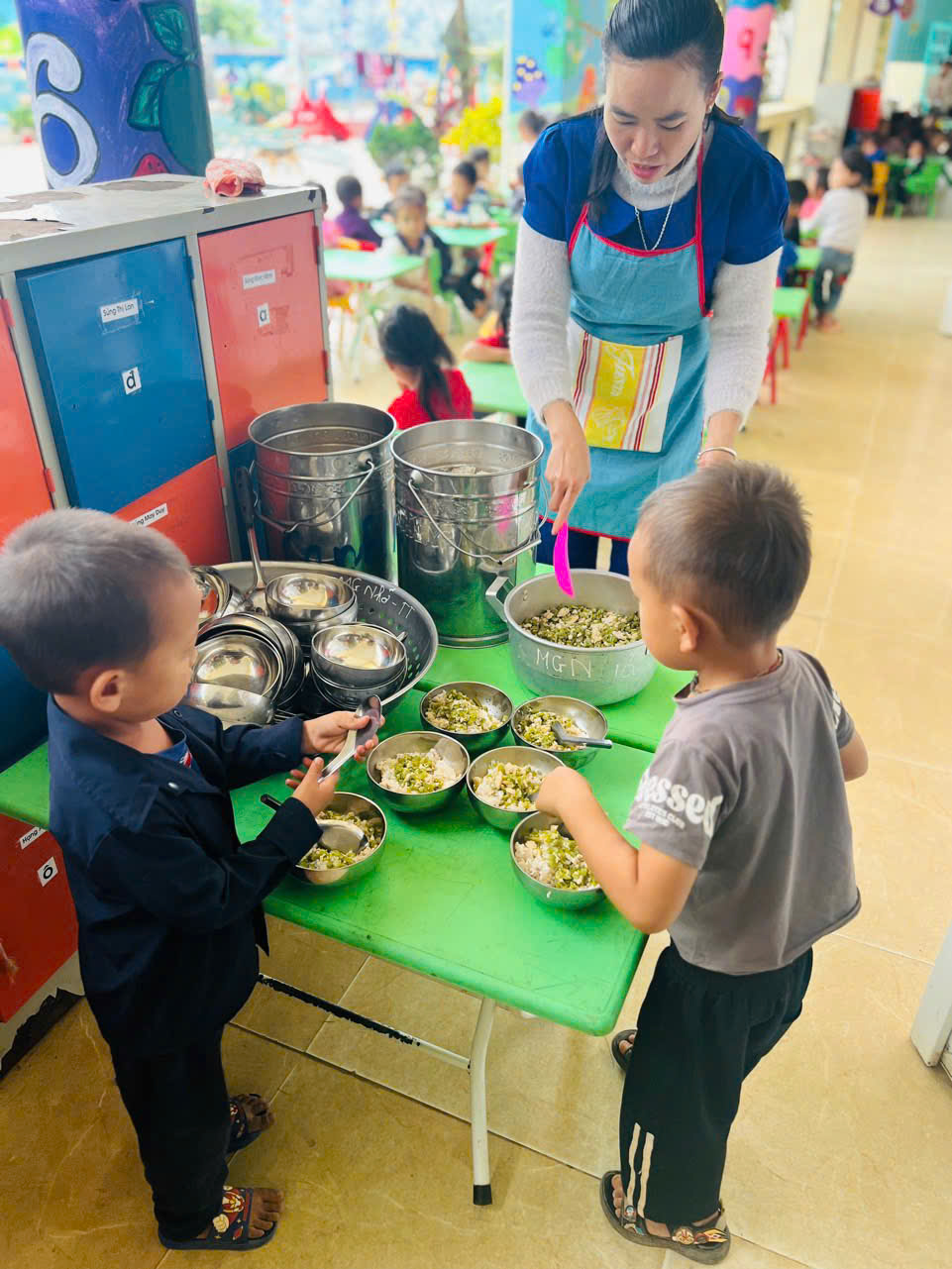 ảnh trẻ chia cơm, chai thìa