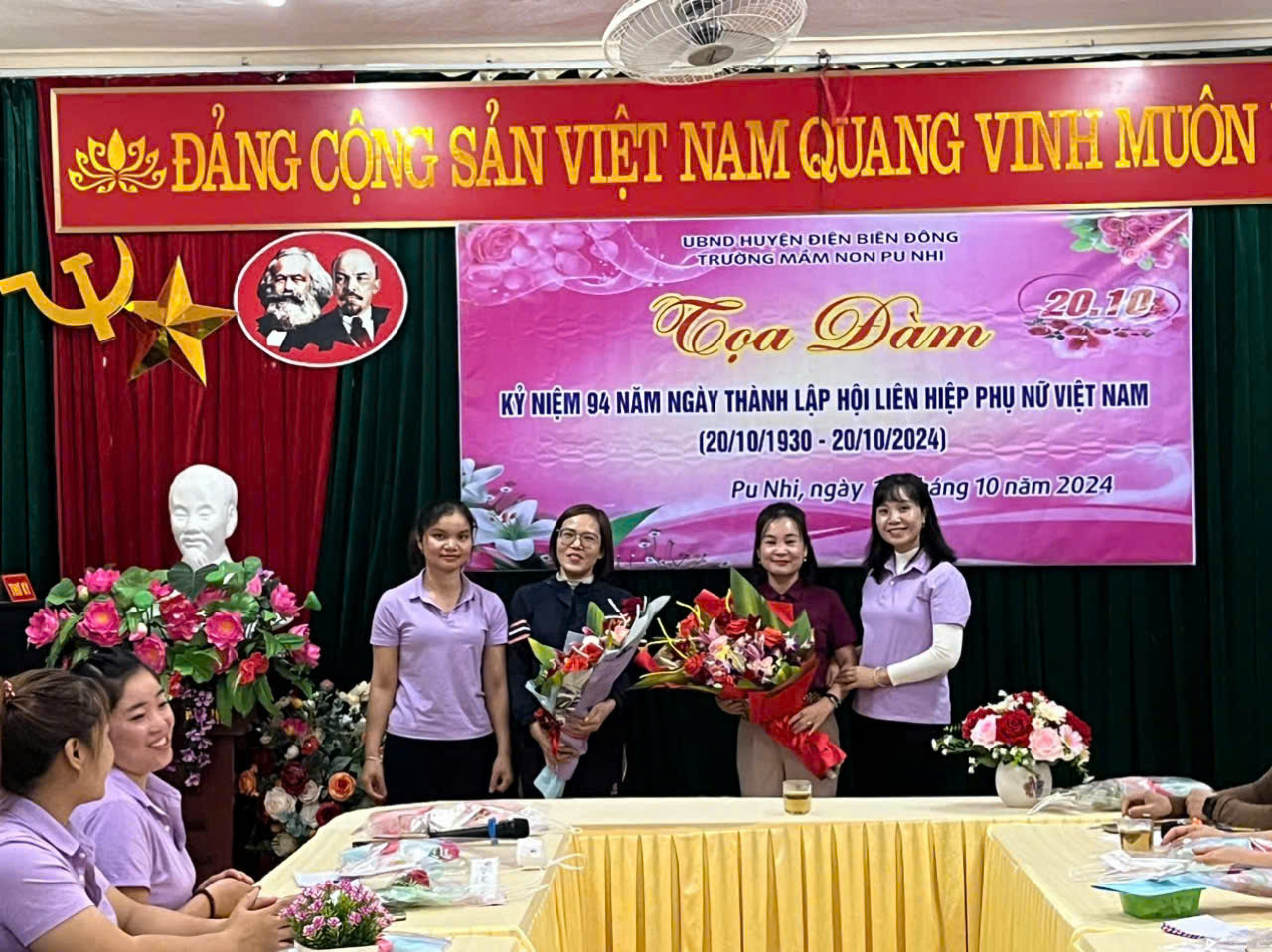 Hình ảnh ban chấp hành công đoàn, đại diện các chị em, tặng bó hoa tươi thắm cho ban giám hiệu nhà trường