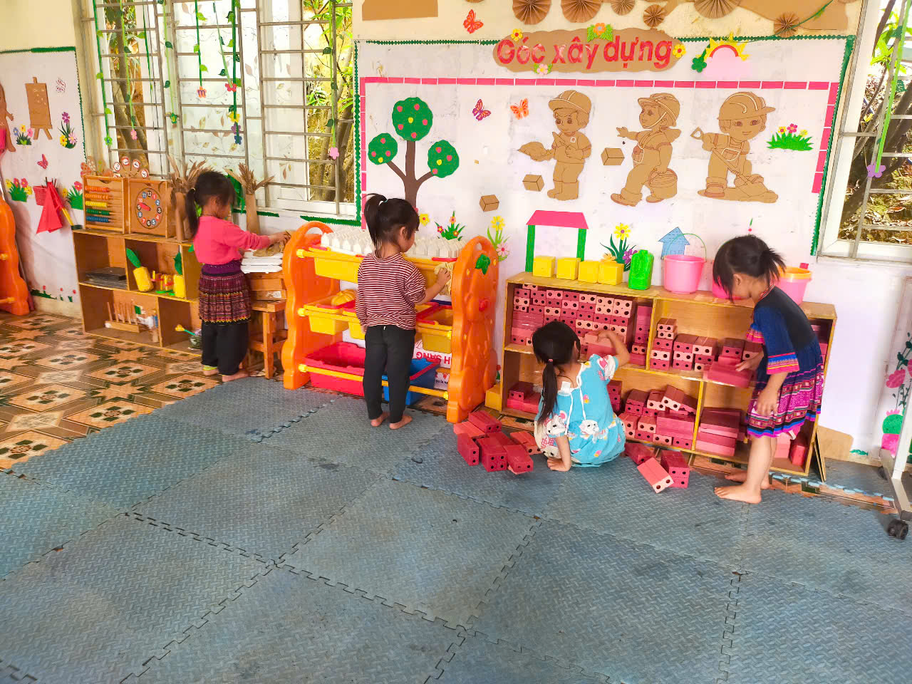 ảnh 2 trẻ lau chùi các góc trong lớp
