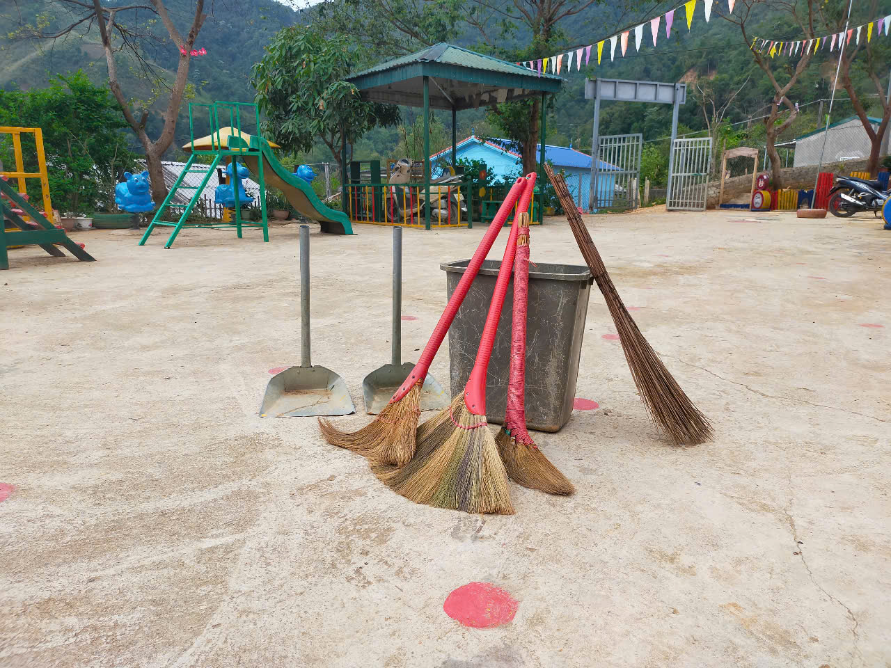 ảnh 3 cô chuẩn bị đồ dùng cho trẻ