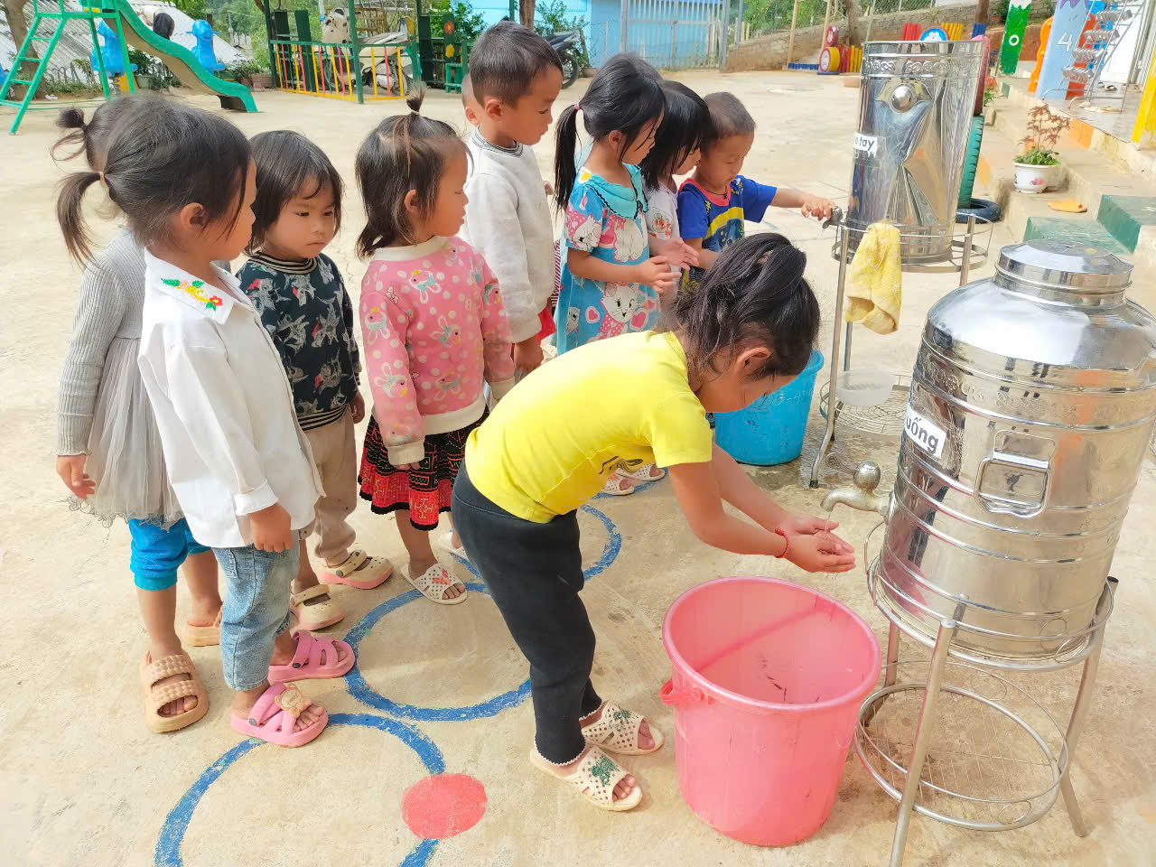 ảnh 6 trẻ rửa tay sau khi lao động