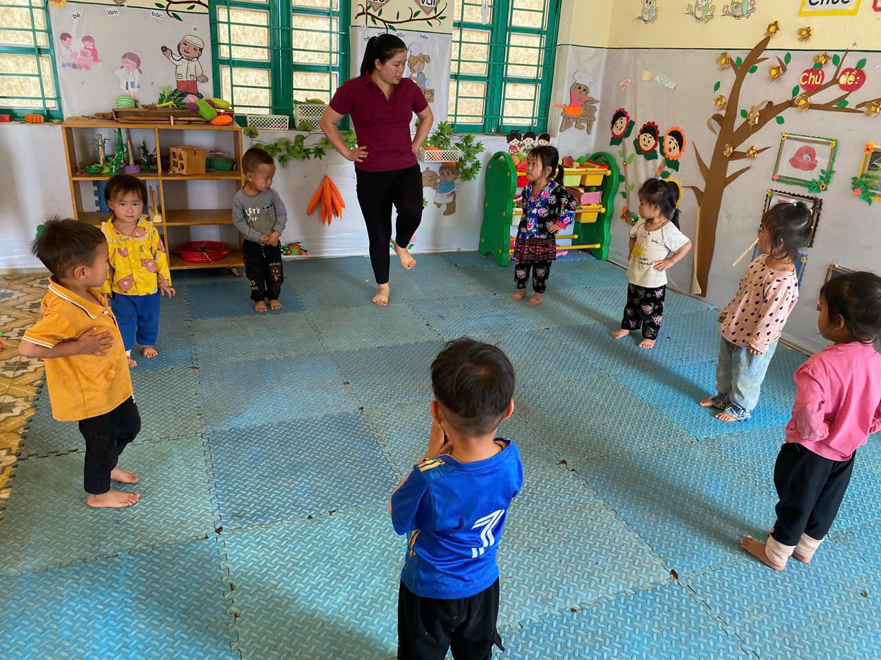 Cô làm mẫu hướng dẫn trẻ