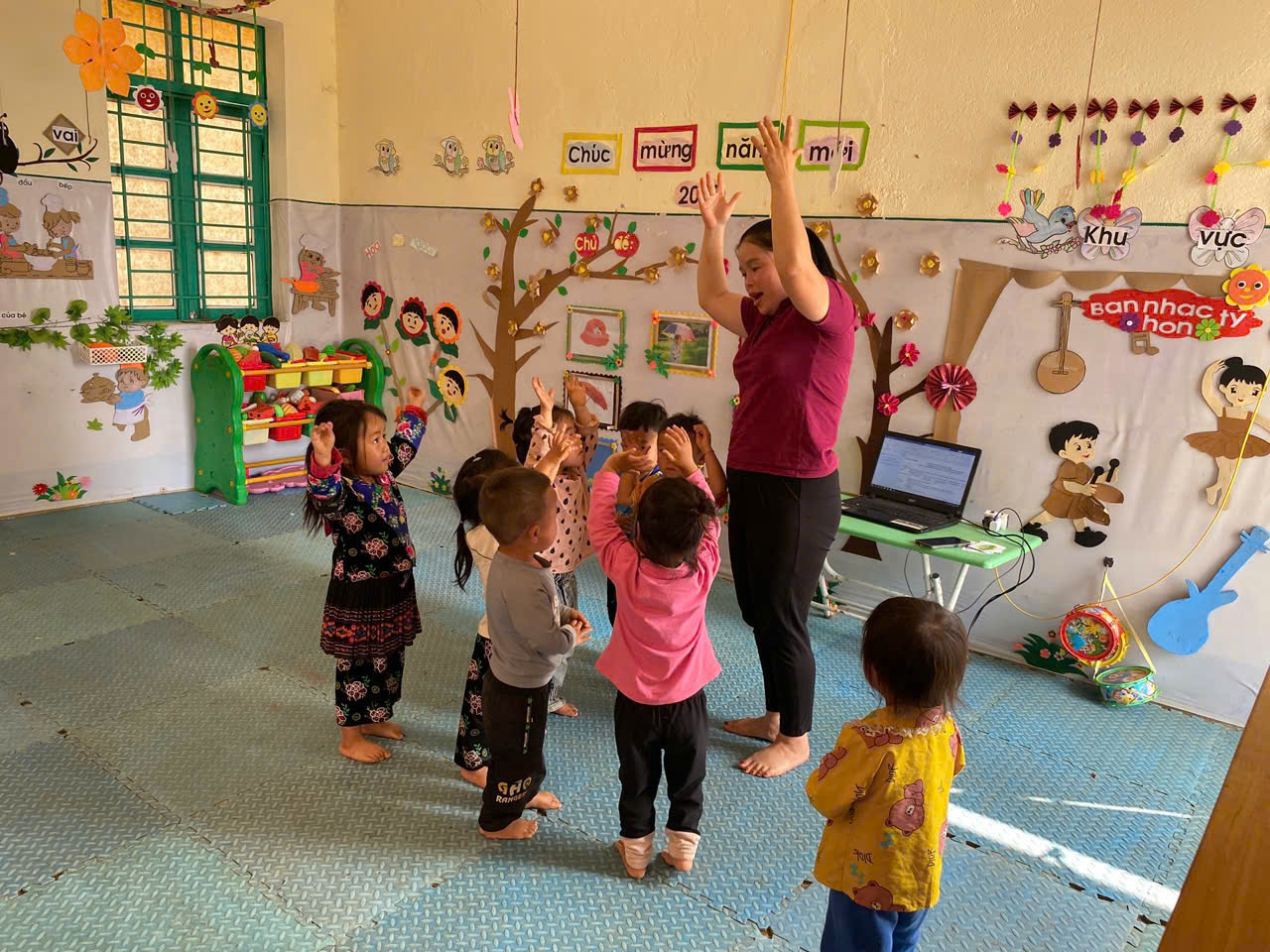 Cô và trẻ chơi trò trơi Trời nắng trời mưa