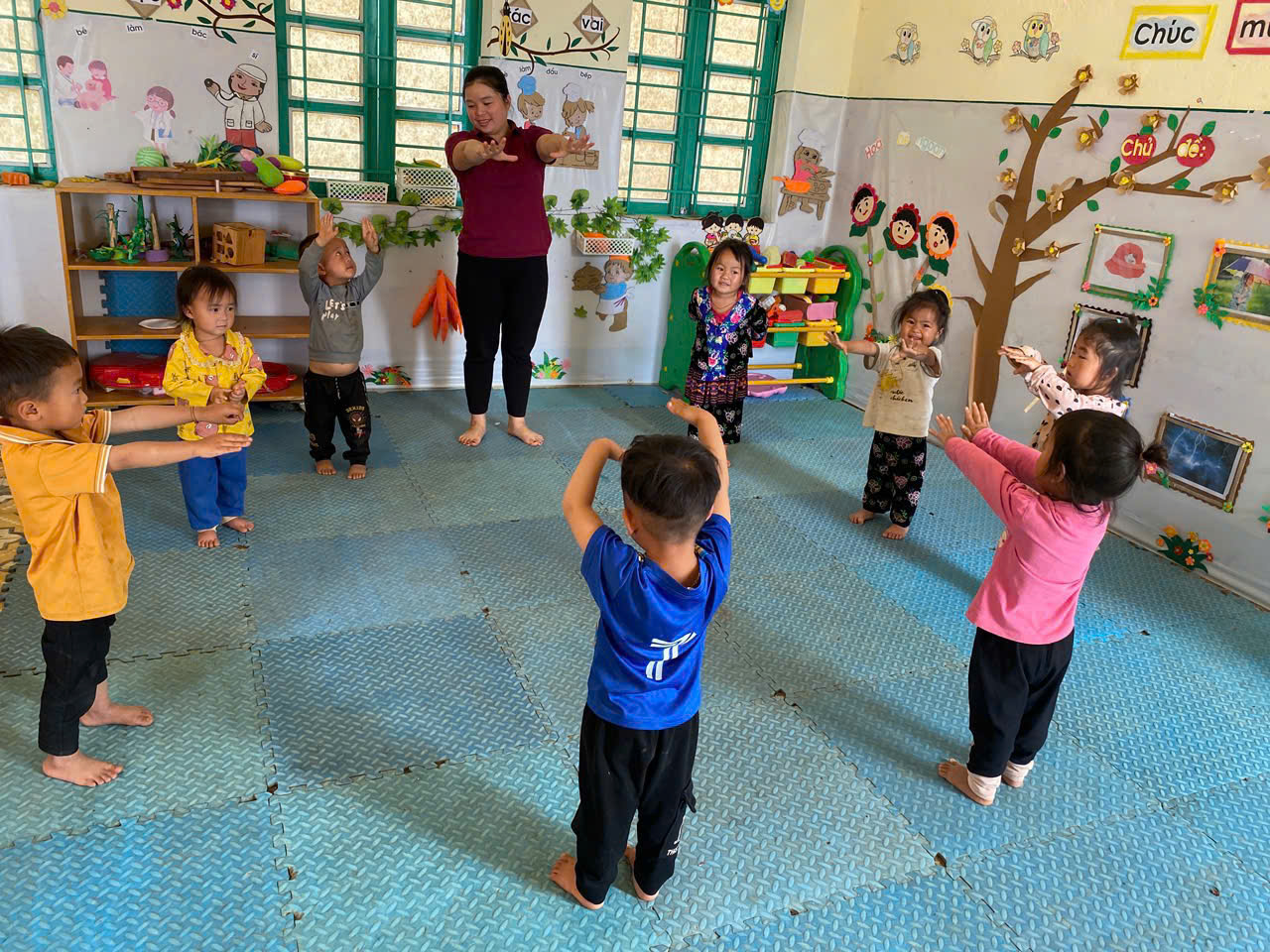 Cô và trẻ tập bài tập phát triển chung