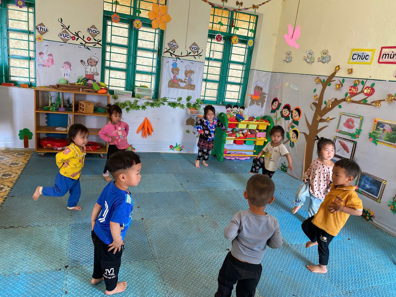 Trẻ thực hiện vận động đứng co chân