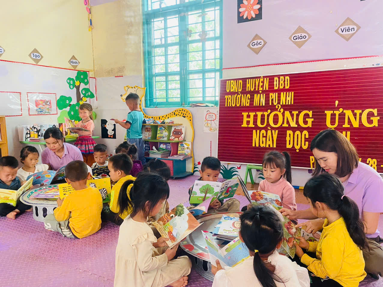 ẢNH 6 CÔ HƯỚNG DẪN TRẺ ĐỌC SÁCH