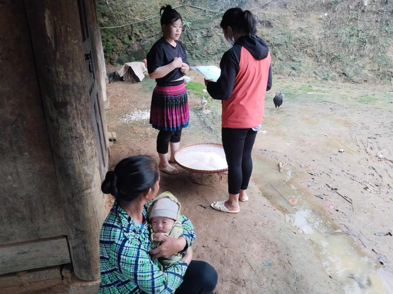 ảnh cô giáo đi tuyển sinh