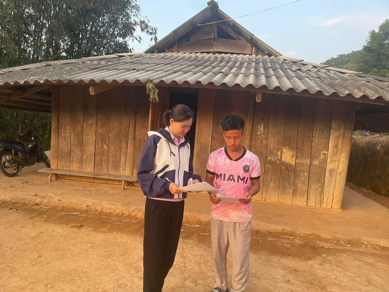 ảnh cô và phụ huynh kết hợp trong công tác tuyển sinh