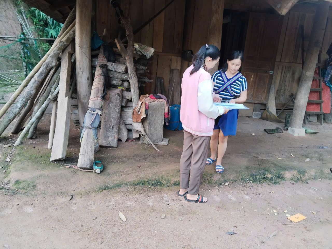 Ảnh cô và phụ huynh trao đổi về việc cho trẻ ra lớp