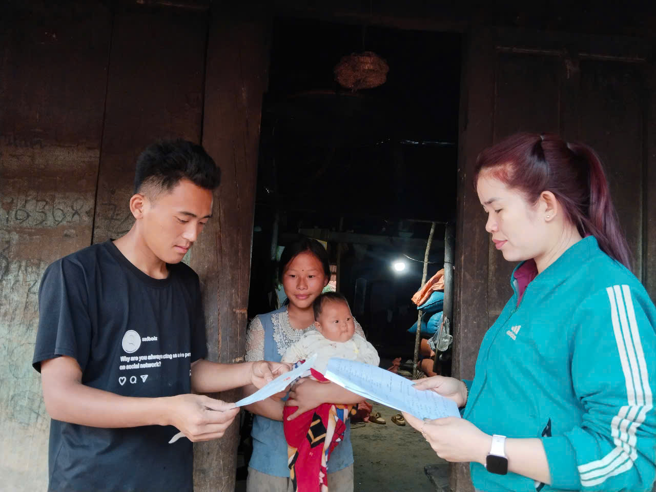 Ảnh cô và và phụ huynh dà soát thông tin