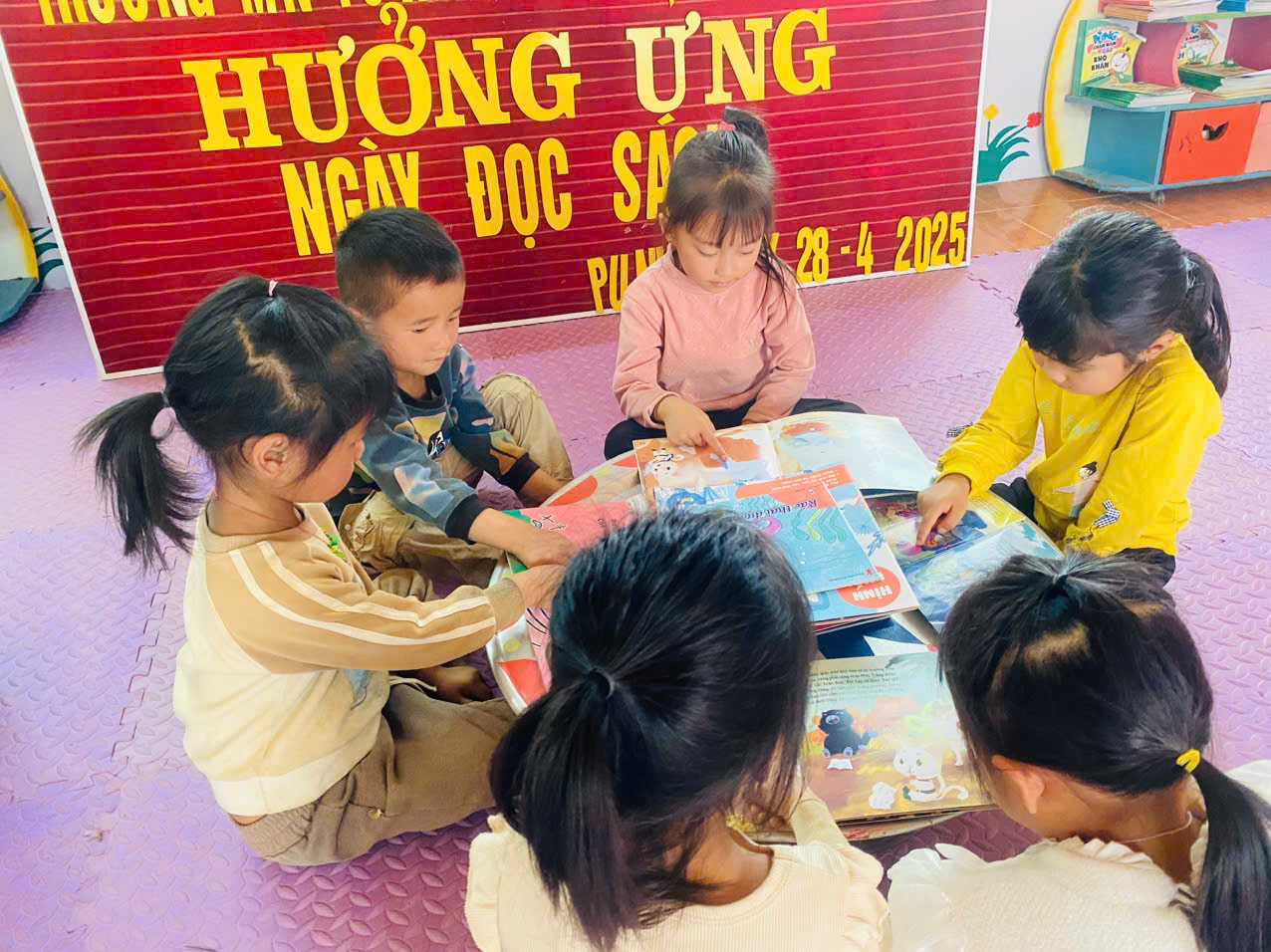 ẢNH TRẺ ĐỌC SÁCH