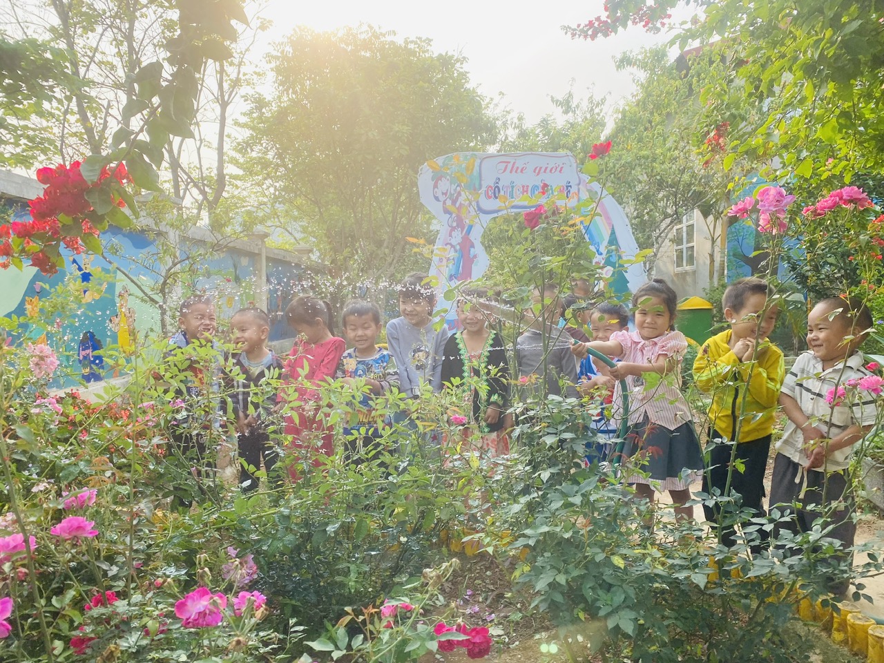 ảnh trẻ tưới hoa