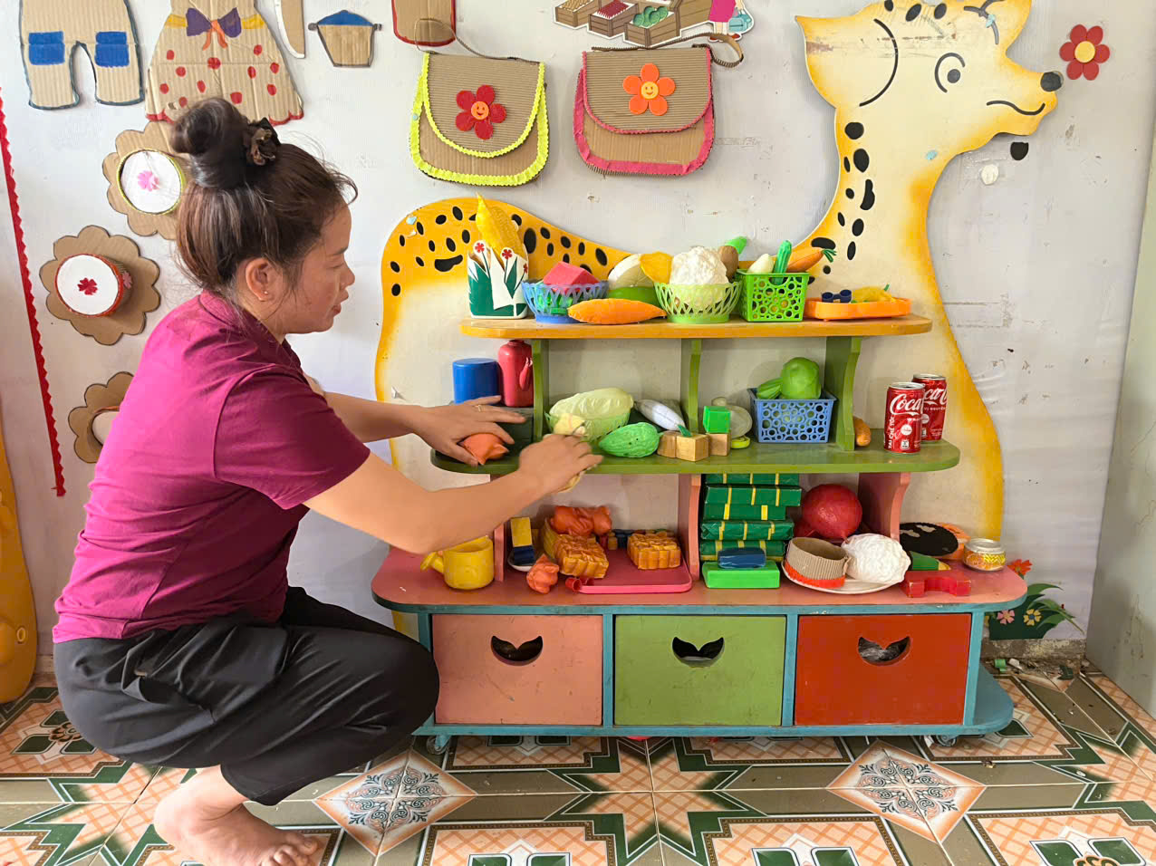 Hình ảnh cô đang lau các góc chơi của trẻ