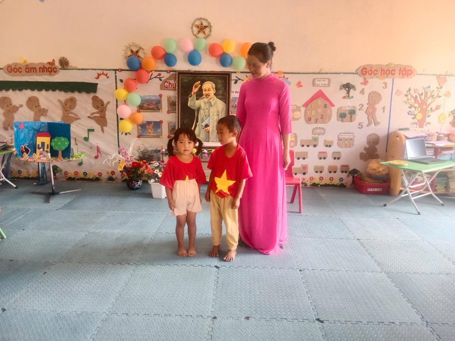 Nhóm bạn đọc thơ