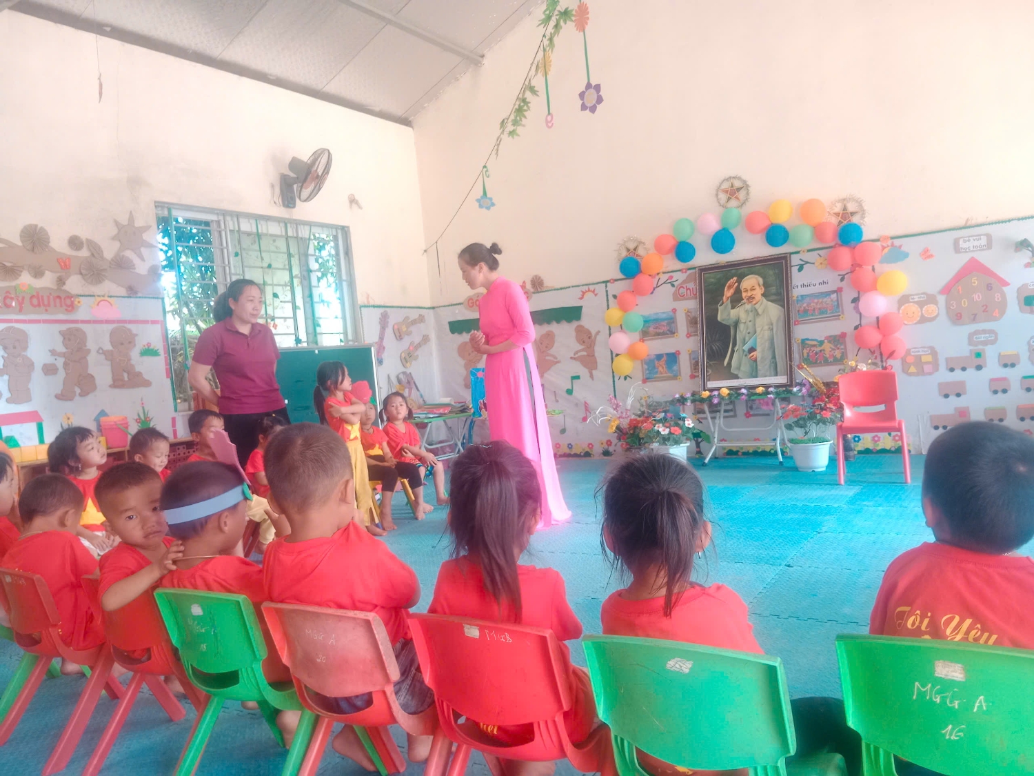 Trẻ trả lời câu hỏi của cô
